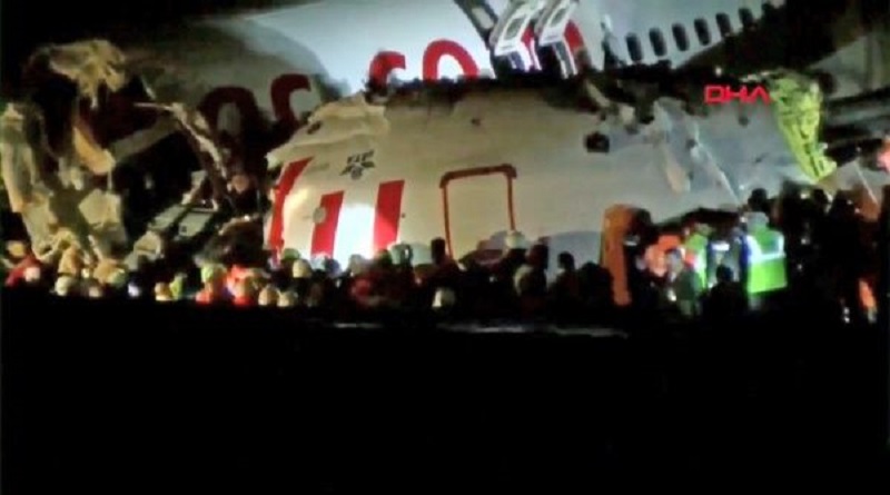 Avión de pasajeros se parte en dos al aterrizar en Turquía