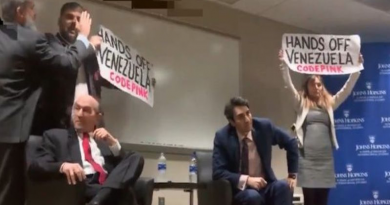 Movimiento de EE.UU. irrumpió en conversatorio de Elliott Abrams para rechazar injerencia en Venezuela