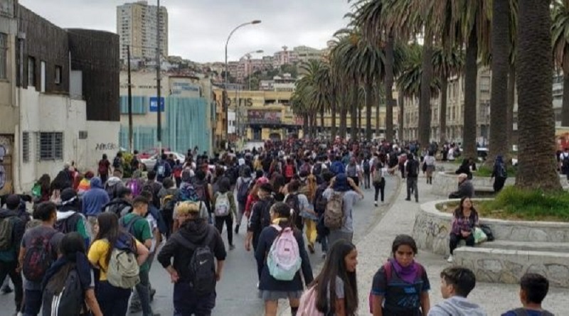 Exigen liberar a estudiantes chilenos detenidos en protestas