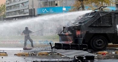 Carabineros reprimen nuevas manifestantes contra Gobierno de Piñera en Chile
