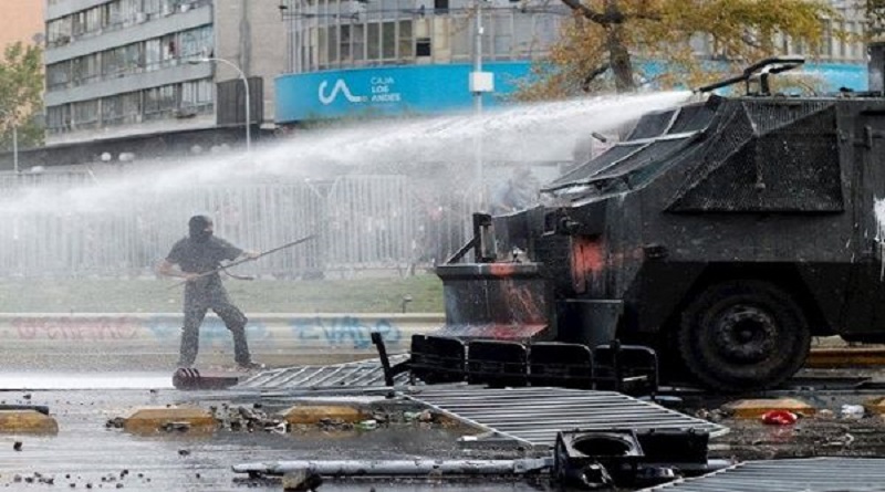Carabineros reprimen nuevas manifestantes contra Gobierno de Piñera en Chile