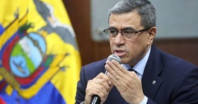 Ministro de Energía en Ecuador renunció a su cargo por problemas de salud
