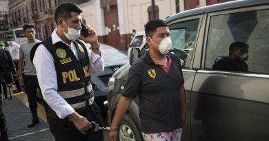 Según Martín Vizcarra, Un policía conduce a un hombre detenido a una estación de Policía en Lima (Perú), el 27 de marzo de 2020, (Rodrigo Abd / AP)