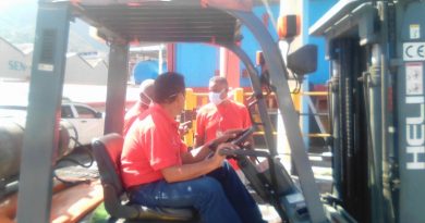 Adultos Mayores de casas de reposo en La Guaira reciben dotación de alimentos de Mercal