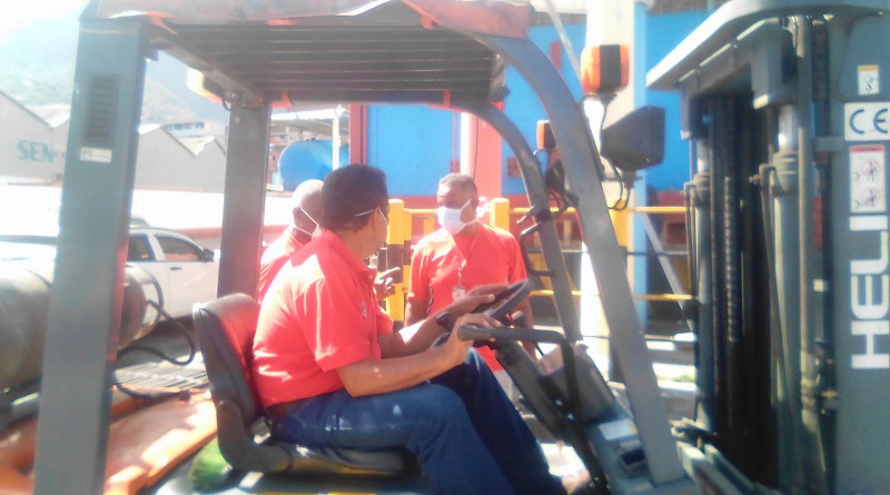 Adultos Mayores de casas de reposo en La Guaira reciben dotación de alimentos de Mercal