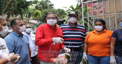 Familias de Catia la Mar recibieron dotación de su combo proteico