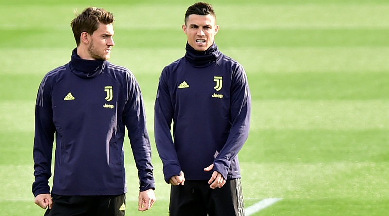 Daniele Rugani y Cristiano Ronaldo en un entrenamiento de la Juventus, en Turín (Italia), el 11 de marzo de 2019 (Massimo Pinca / Reuters)