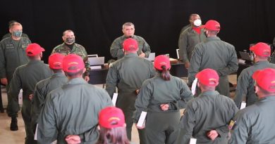 Ministro de la Defensa felicita a los graduandos de la Aviación Militar de la FABN
