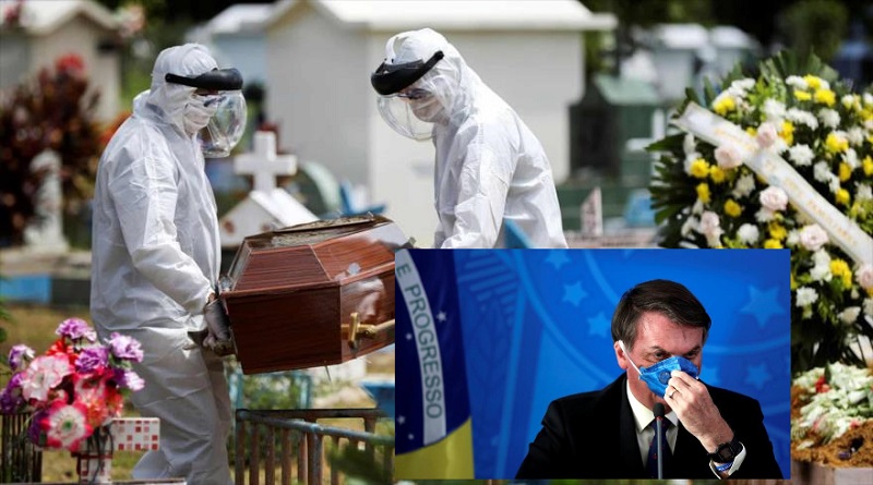 Sepultureros con trajes protectores llevan el ataúd de un fallecido por coronavirus.