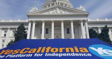 Una pancarta de la plataforma “Si California”, que apoya el Calexit, exhibida delante del Capitolio estatal, situado en Sacramento, capital del estado. (Foto agencias)