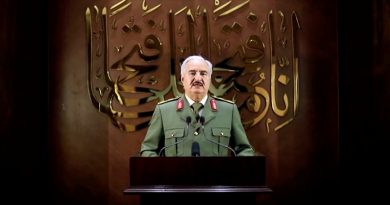 El comandante del Ejército Nacional Libio, Jalifa Haftar, durante un discurso televisivo emitido el 27 de abril de 2020. (LIBYAN NATIONAL ARMY HANDOUT / Reuters TV)