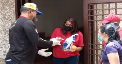 Entregan proteínas casa a casa en la parroquia El Valle de Caracas