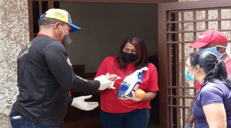 Entregan proteínas casa a casa en la parroquia El Valle de Caracas