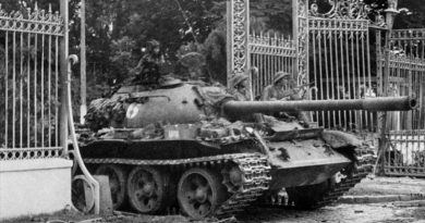 El tanque del Ejército de Vietnam del Norte que rompe la puerta del palacio presidencial de Vietnam del Sur, el último bastión del Gobierno de Vietnam del Sur, Saigón, 30 de abril de 1975. (Foto: AFP)
