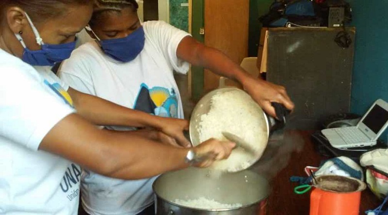 Cocineras de la Patria distribuyen alimentos para niños y adultos mayores de parroquia 23 de Enero