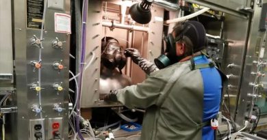 Empleados en una instalación secreta de EE.UU. trabajan sobre medidas defensivas contra las armas biológicas. (Foto agencias)