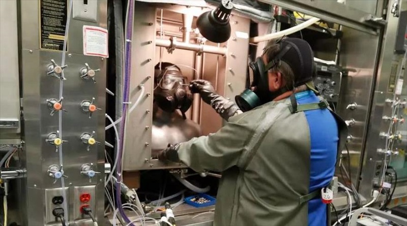 Empleados en una instalación secreta de EE.UU. trabajan sobre medidas defensivas contra las armas biológicas. (Foto agencias)