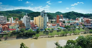 Una ciudad de Brasil reabre sus comercios y los casos de coronavirus se disparan 185%