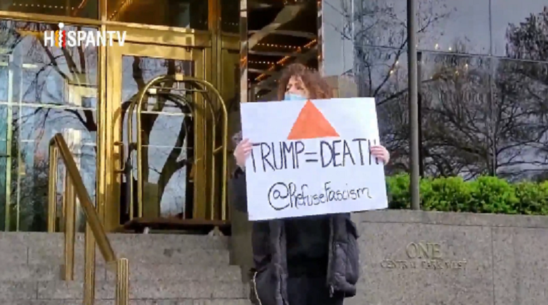 Estadounidenses protestan contra Trump con bolsas que asemejan a víctimas de Covid19