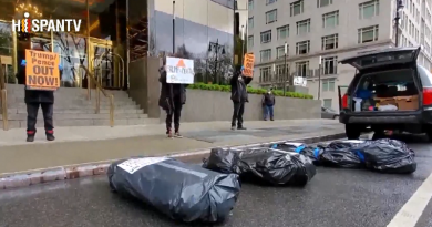 Estadounidenses protestan contra Trump con bolsas que asemejan a víctimas de Covid19