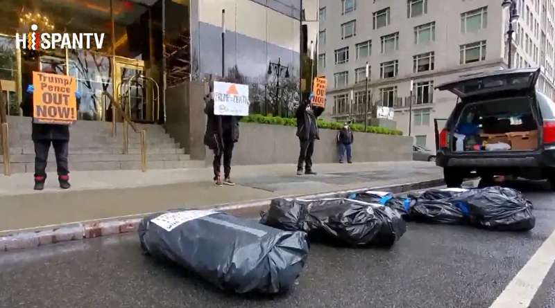 Estadounidenses protestan contra Trump con bolsas que asemejan a víctimas de Covid19