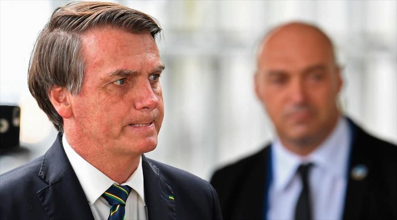 El presidente brasileño, Jair Bolsonaro, deja el palacio Alvorada, Brasilia, capital de Brasil, 14 de abril de 2020. (Foto: AFP)