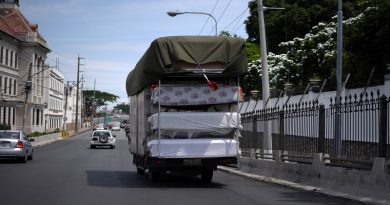 Un camión lleva ataúdes enviados desde Quito a Guayaquil, Ecuador, el 8 de abril de 2020. Vicente Gaibor del Pino / Reuters