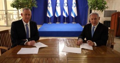 Premier israelí, Benjamín Netanyahu (dcha.), y el líder del partido Azul y Blanco, Benny Gantz, firman acuerdo de coalición, 20 de abril de 20