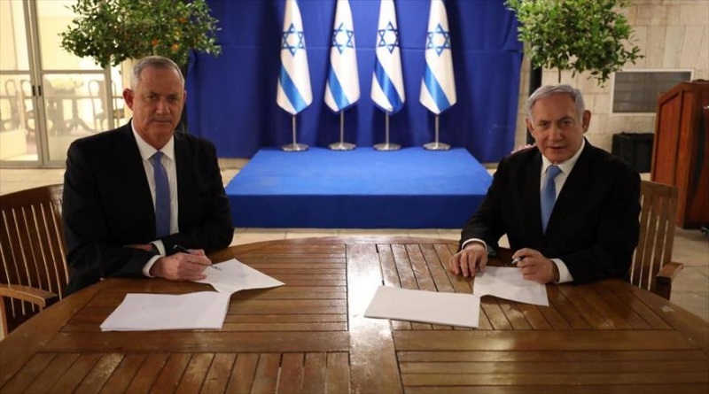Premier israelí, Benjamín Netanyahu (dcha.), y el líder del partido Azul y Blanco, Benny Gantz, firman acuerdo de coalición, 20 de abril de 20
