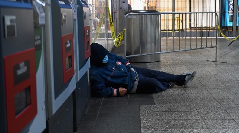 Estadounidenses sin techo duermen en el metro de Nueva York abandonados en plena pandemia