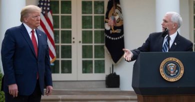 El vicepresidente de EE.UU., Mike Pence (dcha.), y el presidente Donald Trump en una rueda de prensa en la Casa Blanca, 29 de marzo de 2020. (Foto: AFP)