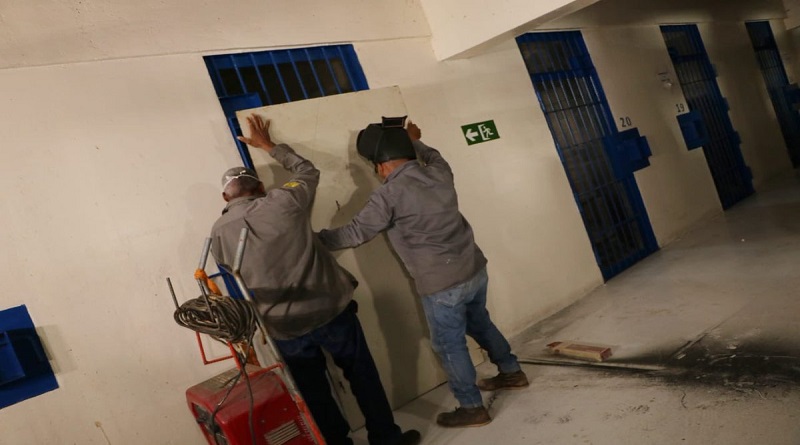 Bukele ordena sellar celdas de pandilleros en El Salvador y lo justifica: “Estarán adentro, en lo oscuro para que no se comuniquen"