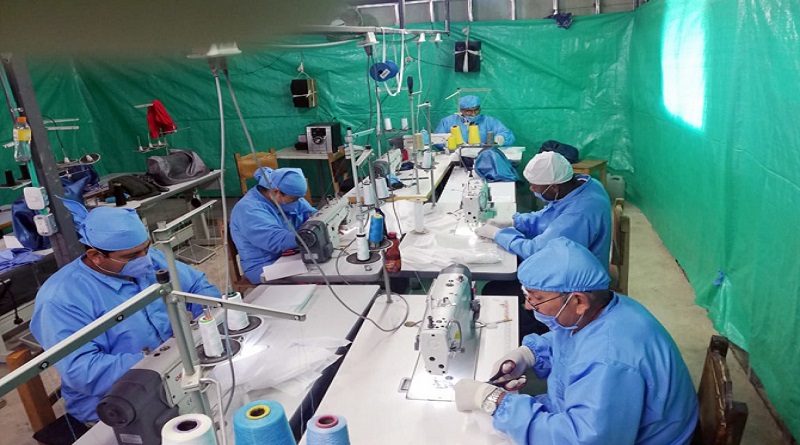 Exguerrilleros de las FARC convierten taller en fábrica de tapabocas para combatir el coronavirus en Colombia