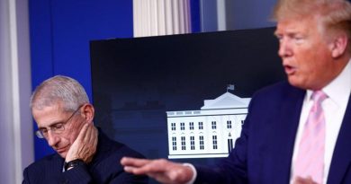 El presidente de EE.UU., Donald Trump (dcha.), y el Dr. Anthony Fauci en una sesión informativa sobre el coronavirus en la Casa Blanca, 1 de abril de 2020.