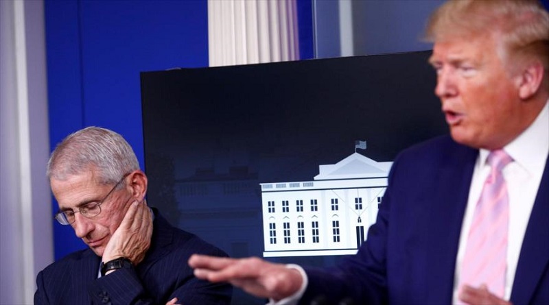 El presidente de EE.UU., Donald Trump (dcha.), y el Dr. Anthony Fauci en una sesión informativa sobre el coronavirus en la Casa Blanca, 1 de abril de 2020.