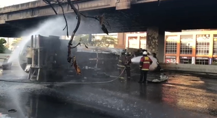 Controlada situación tras incendio de transporte de gas en autopista Francisco Fajardo de Caracas