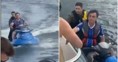 Bolsonaro pasea en moto acuática mientras Brasil supera 10.000 muertos por Covid-19