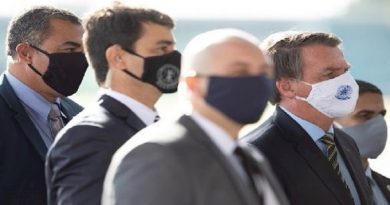 Exministros brasileños denuncian a Bolsonaro por arriesgar vida de la población en medio de la pandemia
