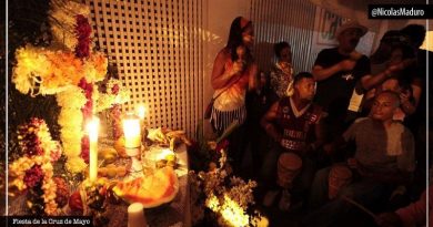 Familias venezolanas preparadas para recibir las bendiciones y la protección de la Santísima Cruz de Mayo