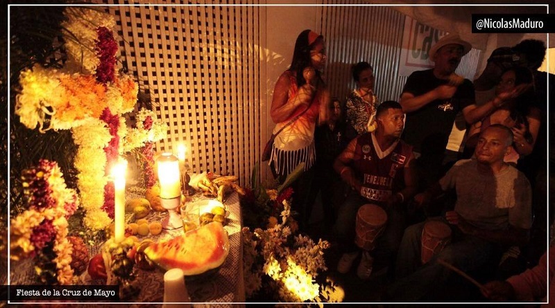 Familias venezolanas preparadas para recibir las bendiciones y la protección de la Santísima Cruz de Mayo