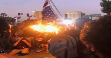 Estadounidenses indignados queman bandera de EE.UU. por abuso policial