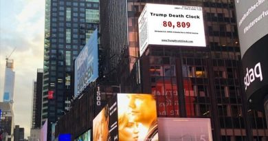 El Reloj de la muerte de Trump en la plaza de Times Square en Nueva York, EE.UU.