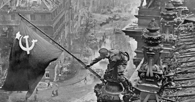 Facebook bloquea la histórica foto de bandera soviética izada sobre el Reichstag de la Alemania Nazi derrotada