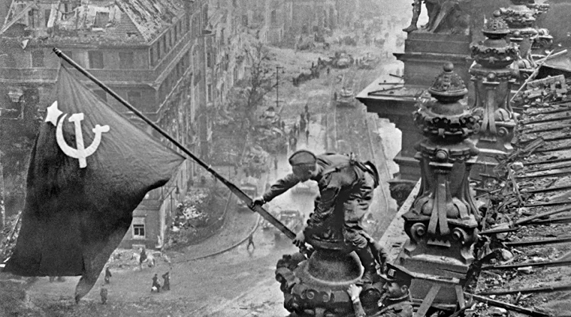 Facebook bloquea la histórica foto de bandera soviética izada sobre el Reichstag de la Alemania Nazi derrotada