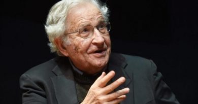 Chomsky: Trump es culpable de muerte de miles estadounidenses para llenar bolsillos de grandes empresas durante pandemia