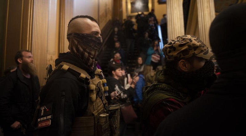 Seguidores de Trump irrumpen con armas de guerra en Capitolio de Michigan