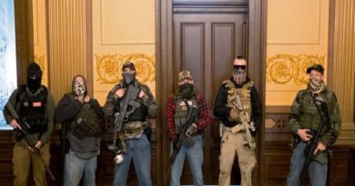 Seguidores de Trump irrumpen con armas de guerra en Capitolio de Michigan