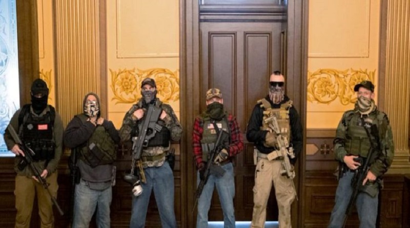 Seguidores de Trump irrumpen con armas de guerra en Capitolio de Michigan