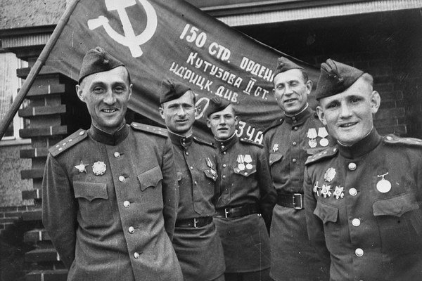 Los protagonistas del asalto al Reichstag fotografiados en mayo de 1945, con la bandera de la victoria detrás de ellos. De izquierda a derecha, K.Y. Samsonov, M.V. Kantaria, M.A. Egorov, I.Y. Syanov y S.A. Neustroev