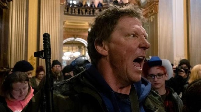 Seguidores de Trump irrumpen con armas de guerra en Capitolio de Michigan